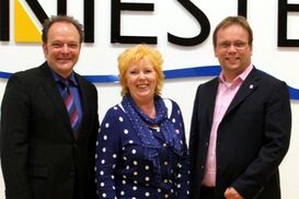 Der Vorsitzende des Unterkreises Losse-Niestetal, Arnim Roß (li.) gratuliert Ulrike Gottschalck und Timon Gremmels